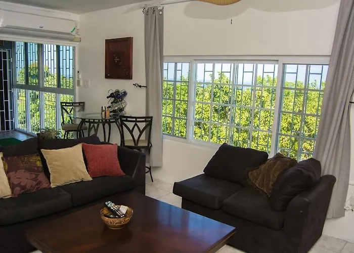 The Biltons - 6 Min From Airport- A/C In All Rooms