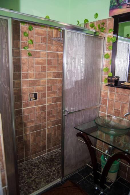 The Biltons - 6 Min From Airport- A/c In