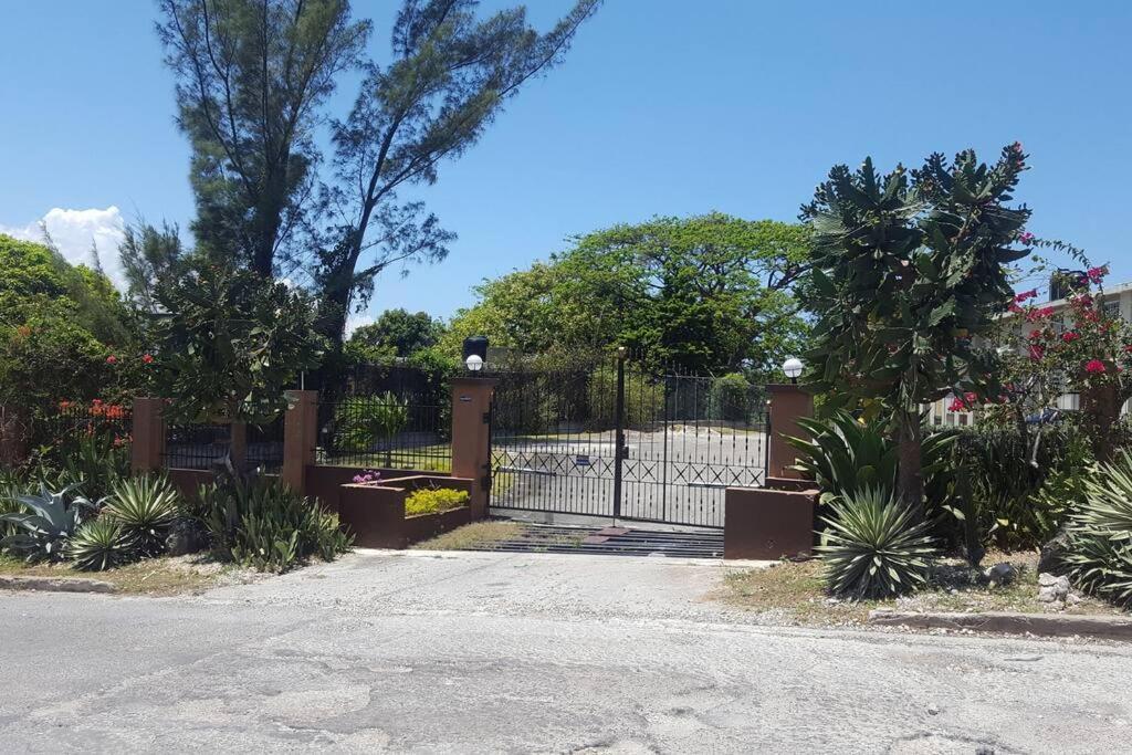 The Biltons - 6 Min From Airport- A/c In Apartment Montego Bay