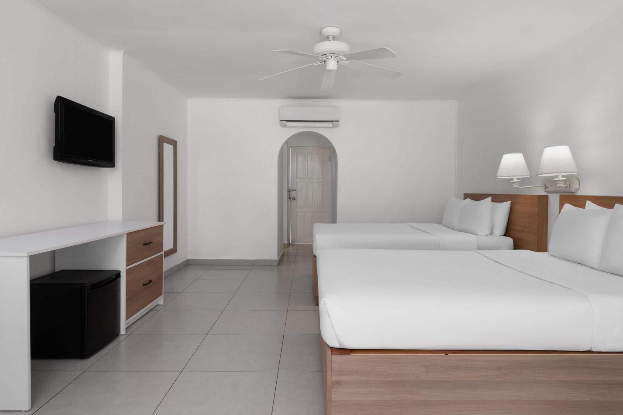 Resort Grand Decameron Montego Beach, A Trademark 3*