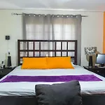 The Biltons - 6 Min From Airport- A/C In All Rooms