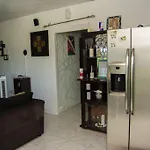 The Biltons - 6 Min From Airport- A/C In All Rooms
