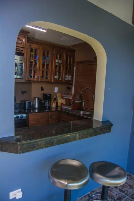 Apartment The Biltons - 6 Min From Airport- A/c In