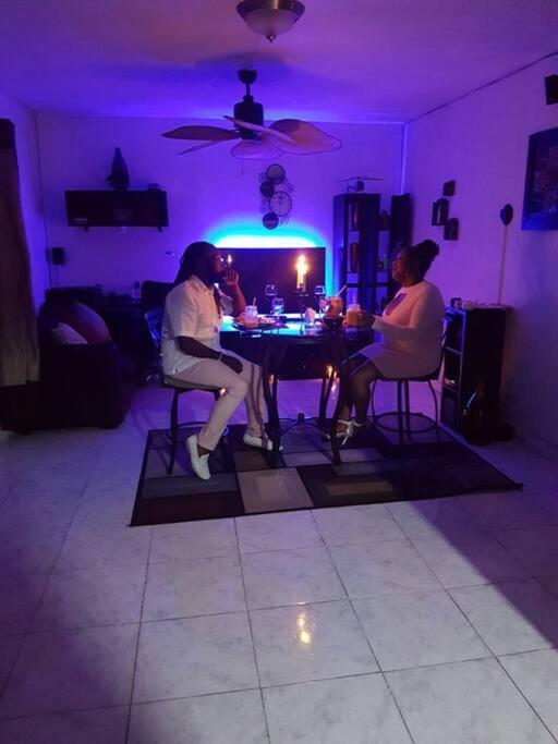 The Biltons - 6 Min From Airport- A/c In Apartment