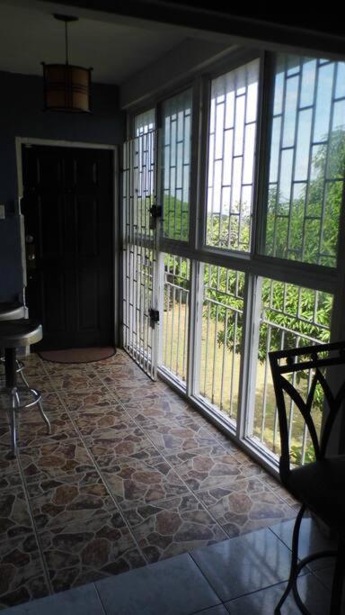 The Biltons - 6 Min From Airport- A/c In