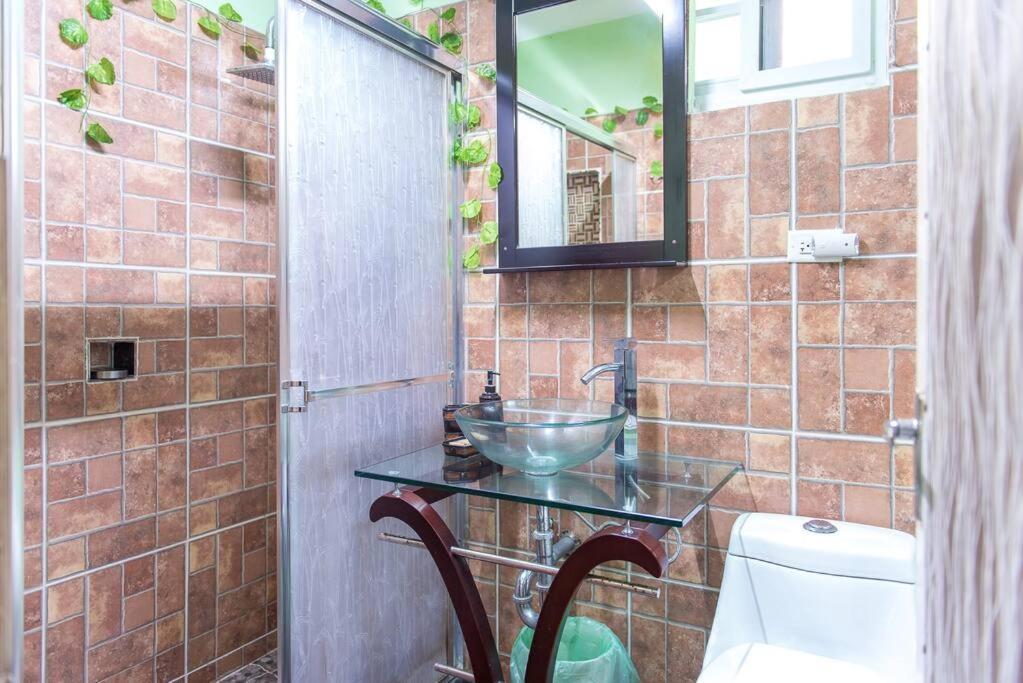 The Biltons - 6 Min From Airport- A/c In Apartment