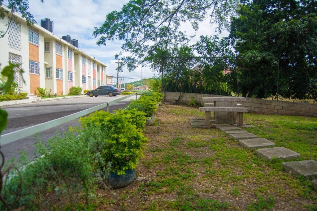 Apartment The Biltons - 6 Min From Airport- A/c In
