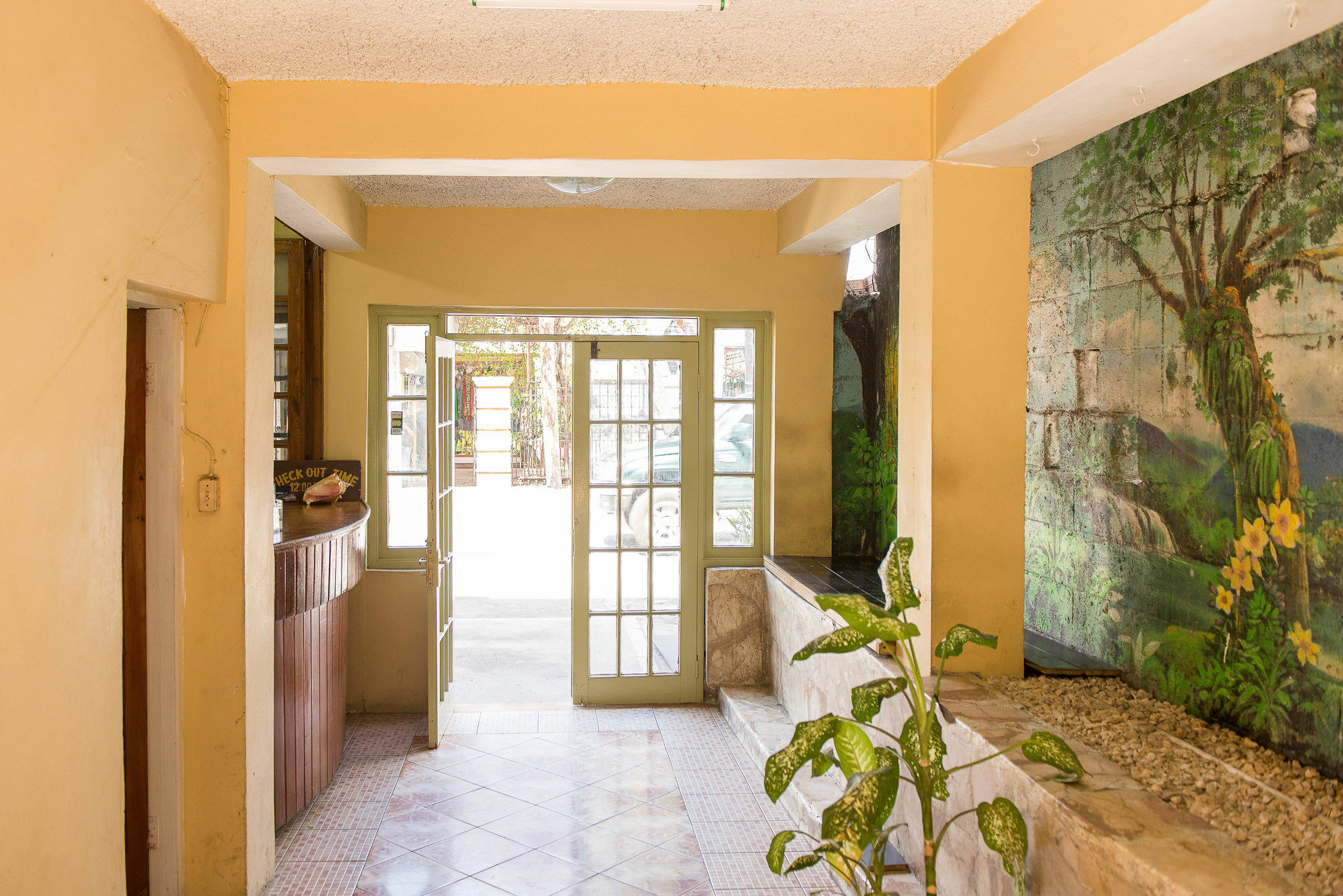Apartment On The Hip Strip - *